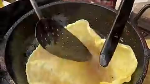 Judul (≤ 90 karakter): Crispy Papor Making in Bangladesh! Insanely Crunchy Street Food 😋😲