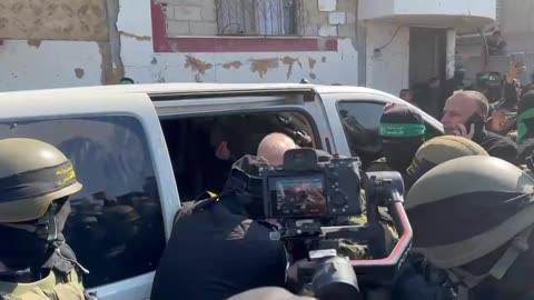 Documentary by Gadi Mozes exiting the Islamic Jihad vehicle and surrounded by the Gaza Nazi mob.