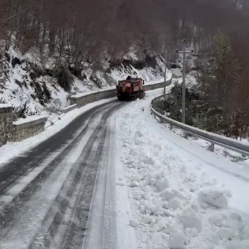 Reshjet e borës vështirësojnë qarkullimin