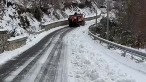 Reshjet e borës vështirësojnë qarkullimin