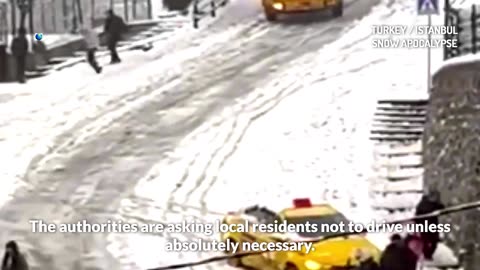 Une apocalypse de neige à Istanbul provoque un chaos de circulation et des centaines d'accidents...