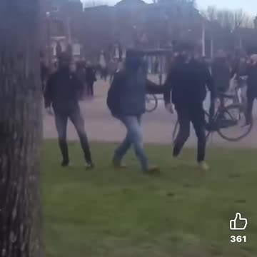 Romeo’s… busje komt zo… 🚌 👮