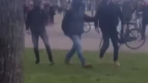Romeo’s… busje komt zo… 🚌 👮