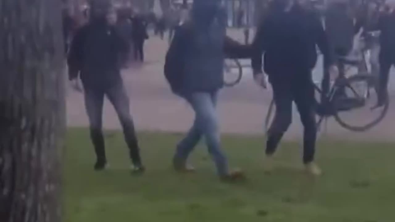 Romeo’s… busje komt zo… 🚌 👮