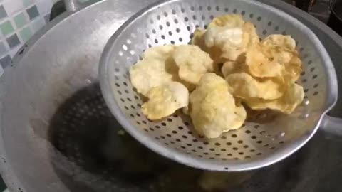 Crispy Perfection: Best Technique for Frying Emping Chips