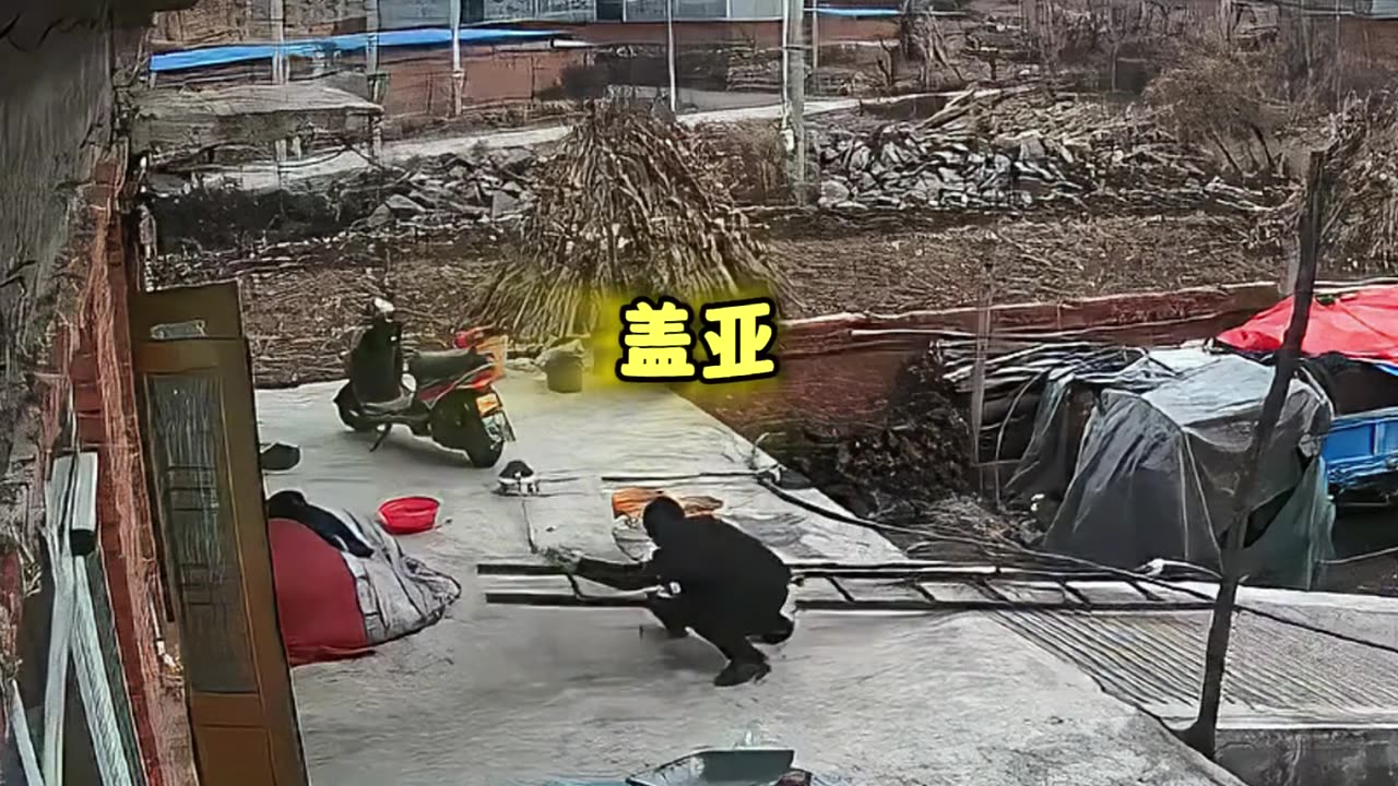 如果没有监控，我真的不敢相信..#搞笑 #监控下的一幕 #社死 #倒霉蛋 #专治不开心