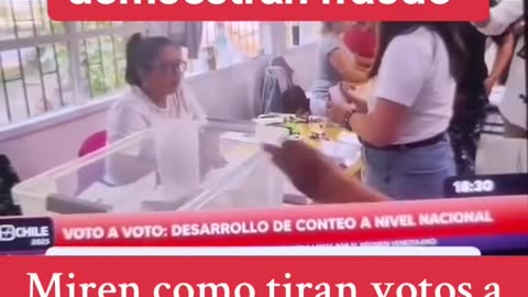 Chile - Tiran votos en la urna dentro de la caja de votos en pleno conteo televisivo