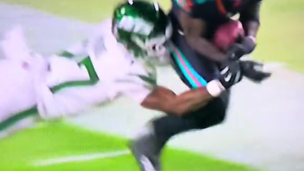 Dolphins' Tyreek Hill exits win on cart with dislocated knee
