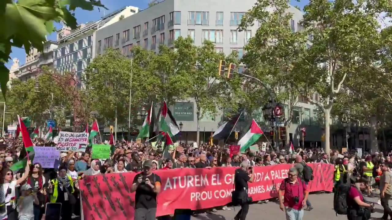 🚨🇪🇸🇵🇸 Barcelona residents gather in Catalonia Square to show support for Palestine