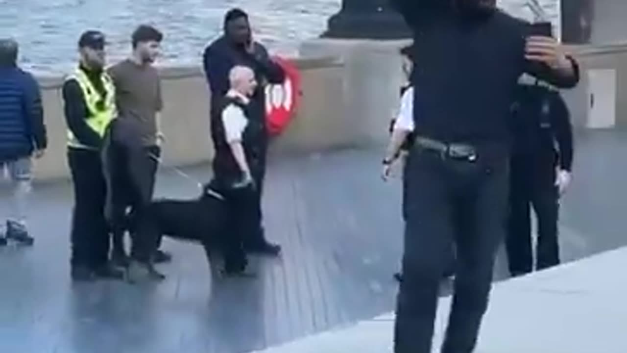 A fake asylum seeker in London warns us of his intentions: "Remember this face