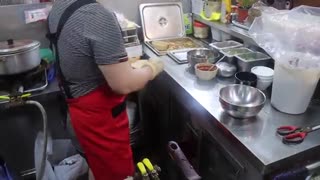 30 Years of Mastery! Market Grandma’s Unique Way of Cooking Ramen | Korean Street Food