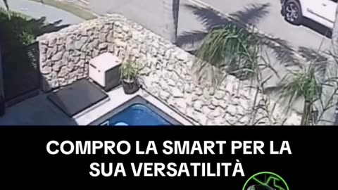 Watch how a girl parks a small Smart car