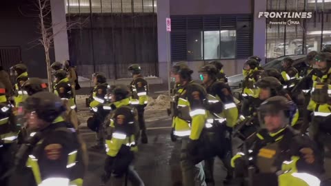 🚨 Cảnh sát chống bạo động cuối cùng cũng ập vào để ngăn chặn những kẻ biểu tình chống ICE
