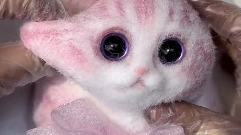 I was shocked that this pink kitten was real！