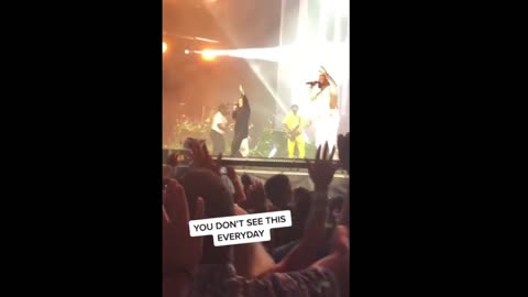 Justin Bieber praises God