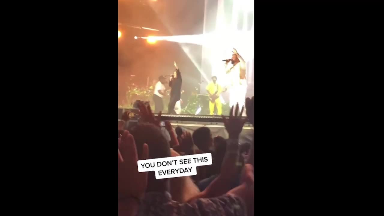 Justin Bieber praises God