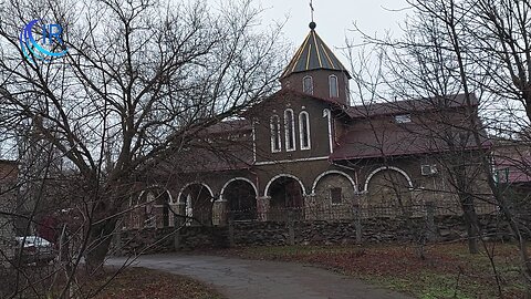 A Gorlovka, le père Mikhaïl fait du vin dans une église géorgienne