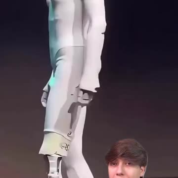 robos andando no palco