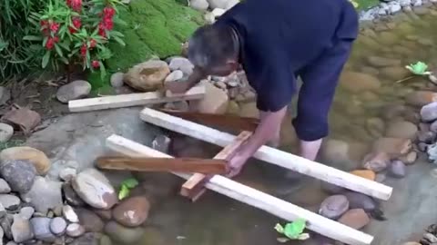 Grandpa constructing a bridge with just 01 pieces of wood and pure physics