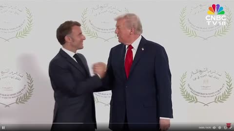 🚨 Haha! Tổng thống Trump vừa mới đối xử tệ bạc với Tổng thống Pháp Macron ở Ai Cập