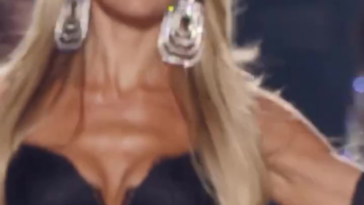 Candice Swanepoel walking the Victoria’s Secret Fashion Show!!