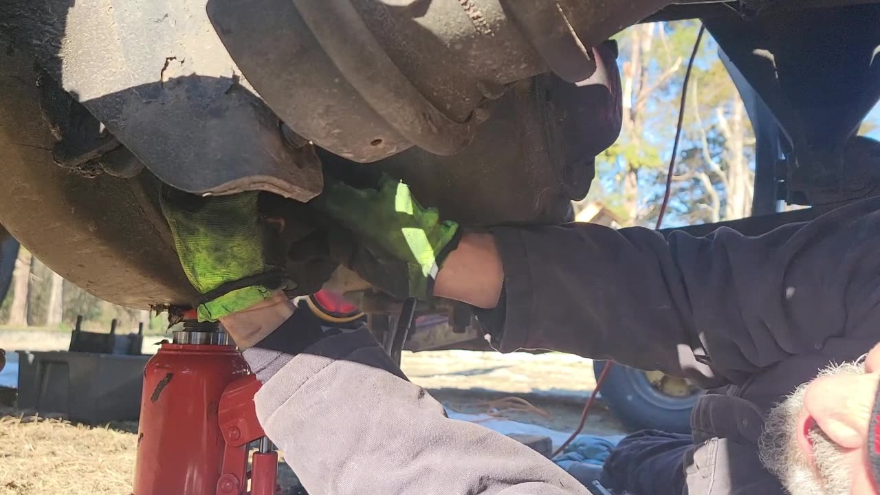 REMOVING BRAKE CHAMBERS ON A FREIGHTLINER