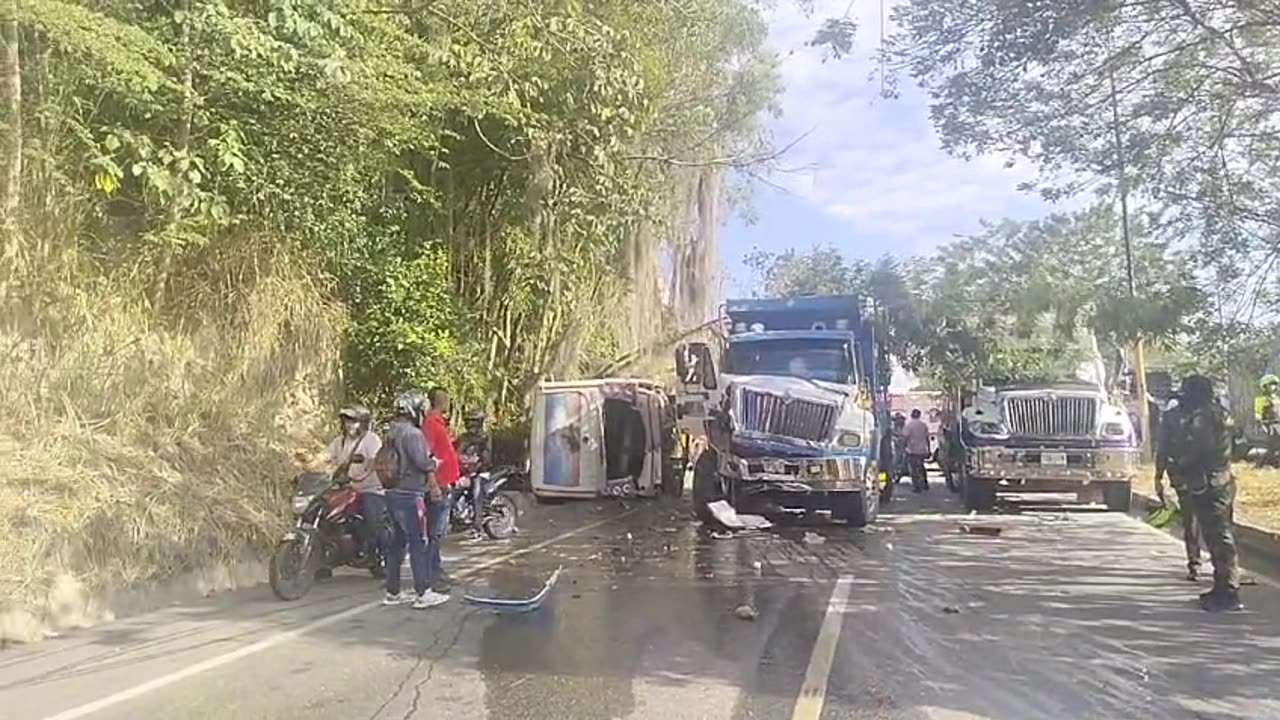 Video | Buseta se volcó al chocar con dos volquetas en la vía Lebrija- Girón