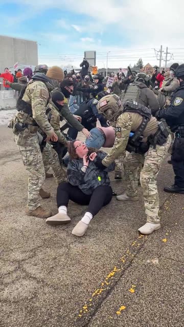 🚨 TIN NÓNG: Hai người cánh tả vừa bị khóa tay ở Minneapolis