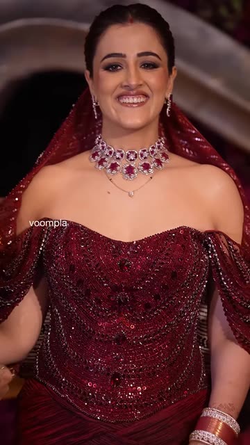 kriti sanon rolls in for sister nupur sanon and stebin ben’s reception night, poses for the cams