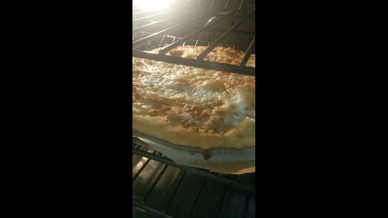 GREEN TOMATO BBQ SAUCE CHICKEN PIZZA.