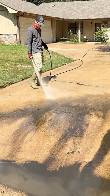NEW HOMEOWNER’S Driveway went from FILTHY to BEAUTIFUL #pressurewashing #satisfying #cleaning #asmr #sbpressurewashing #asmrvideo #satisfyingvideo #powerwashing #fyp #fypシ #viral #viralvideo #homeowners #cleaningtiktok #cleanup #hotsy