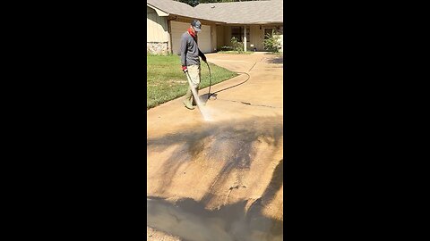 NEW HOMEOWNER’S Driveway went from FILTHY to BEAUTIFUL #pressurewashing #satisfying #cleaning #asmr #sbpressurewashing #asmrvideo #satisfyingvideo #powerwashing #fyp #fypシ #viral #viralvideo #homeowners #cleaningtiktok #cleanup #hotsy