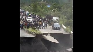 Se abre un socavón en una carretera de Indonesia tras inundaciones
