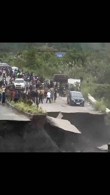 Se abre un socavón en una carretera de Indonesia tras inundaciones
