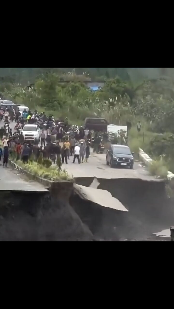 Se abre un socavón en una carretera de Indonesia tras inundaciones