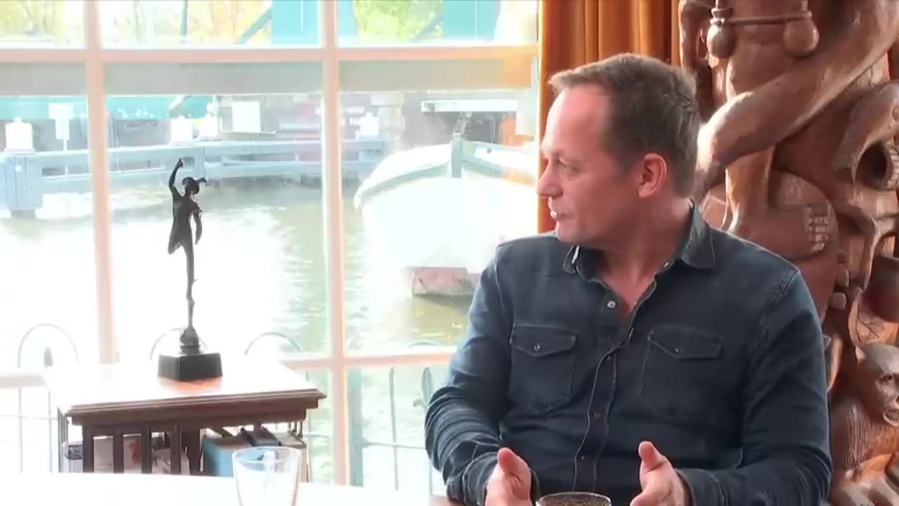 Ad Verbrugge en Yuri van Geest - DNW - Binnen 5 jaar een AI-regering Wat dit voor ons betekent