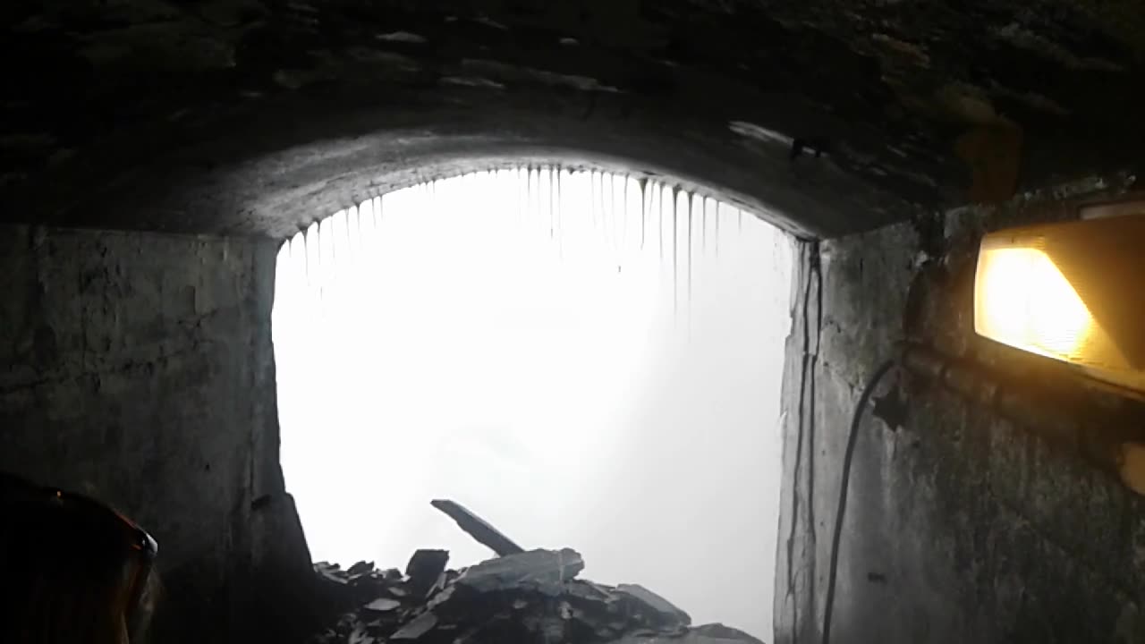 TUNNEL BEHIND NIAGARA FALLS
