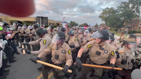Another HUGE brawl at Chicago ICE between rioters and Illinois PD.