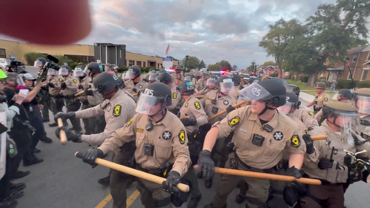 Another HUGE brawl at Chicago ICE between rioters and Illinois PD.