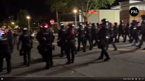 Cảnh sát Portland có mặt tại hiện trường và bắt giữ nghi phạm vì tội hành hung bên ngoài cơ sở ICE.