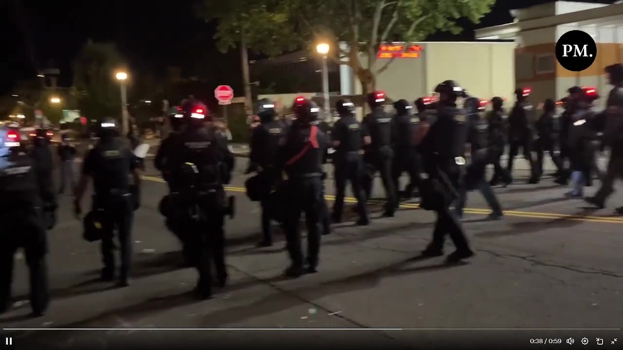 Cảnh sát Portland có mặt tại hiện trường và bắt giữ nghi phạm vì tội hành hung bên ngoài cơ sở ICE.