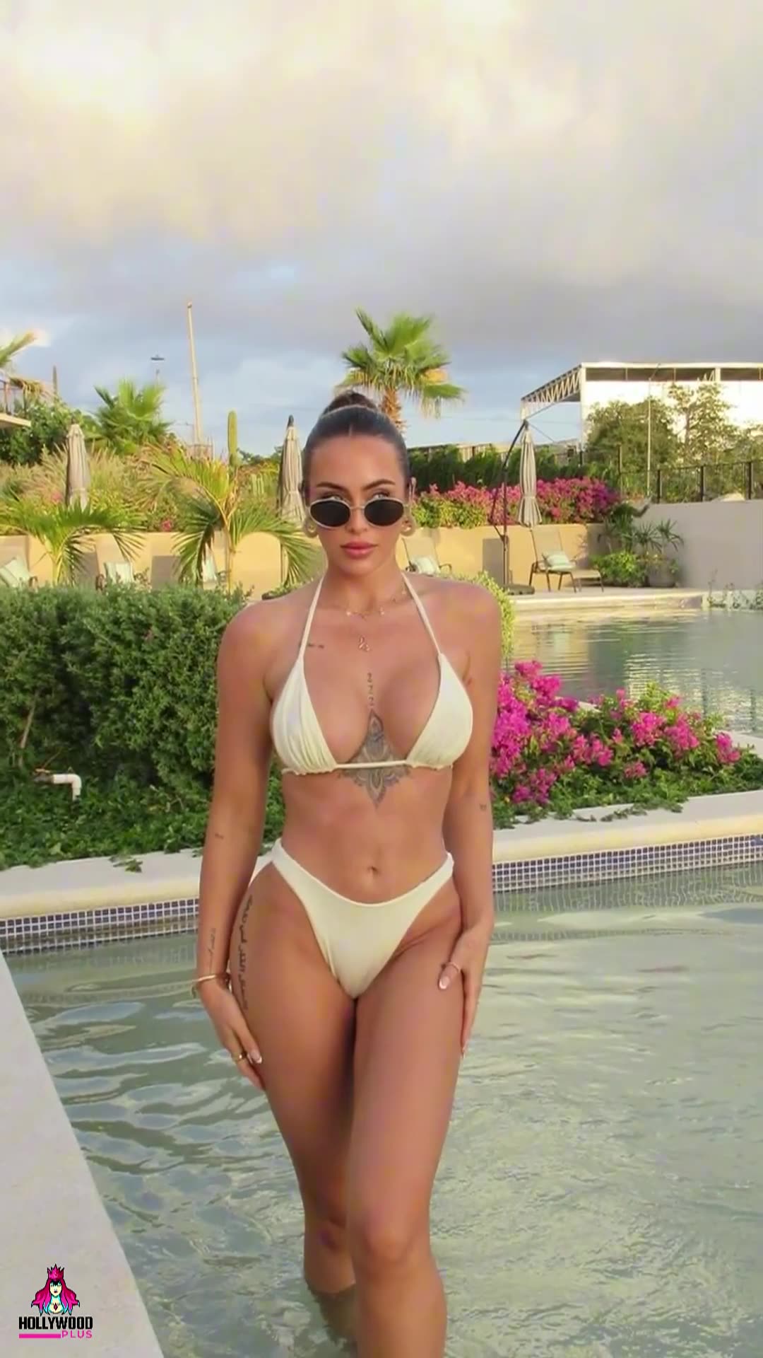 Cora Maay_ Dutch model & Instagram Sensation _ Biography & Infomation.