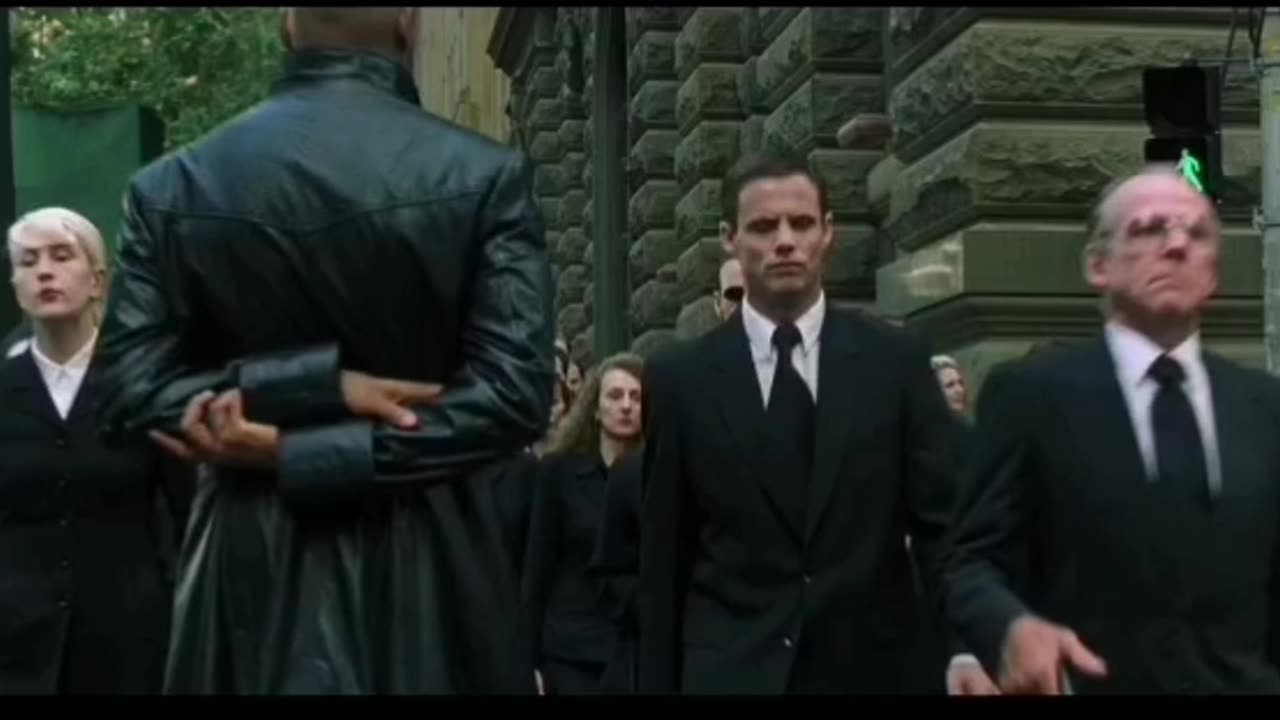 THE MATRIX: Morpheus spiega a Neo che chi è collegato al sistema è nemico di chi è scollegato (risvegliato)