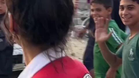 The International Red Cross inspects the search operations for the bodies of Israeli prisoners