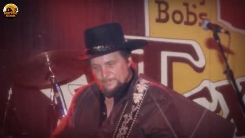 Inside WAYLON JENNINGS’s Abandoned House, 4 WIFES, 6 Children, TRAGIC DEATH & Net Worth Left Behind