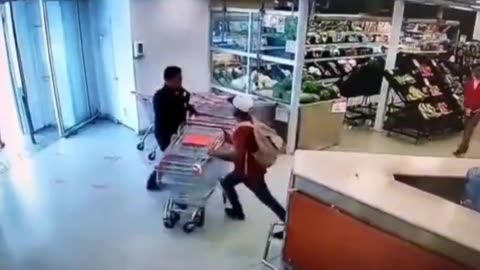 Shoplifter Knocked Out by Coke Bottle: Store Security Camera Captures the Incident