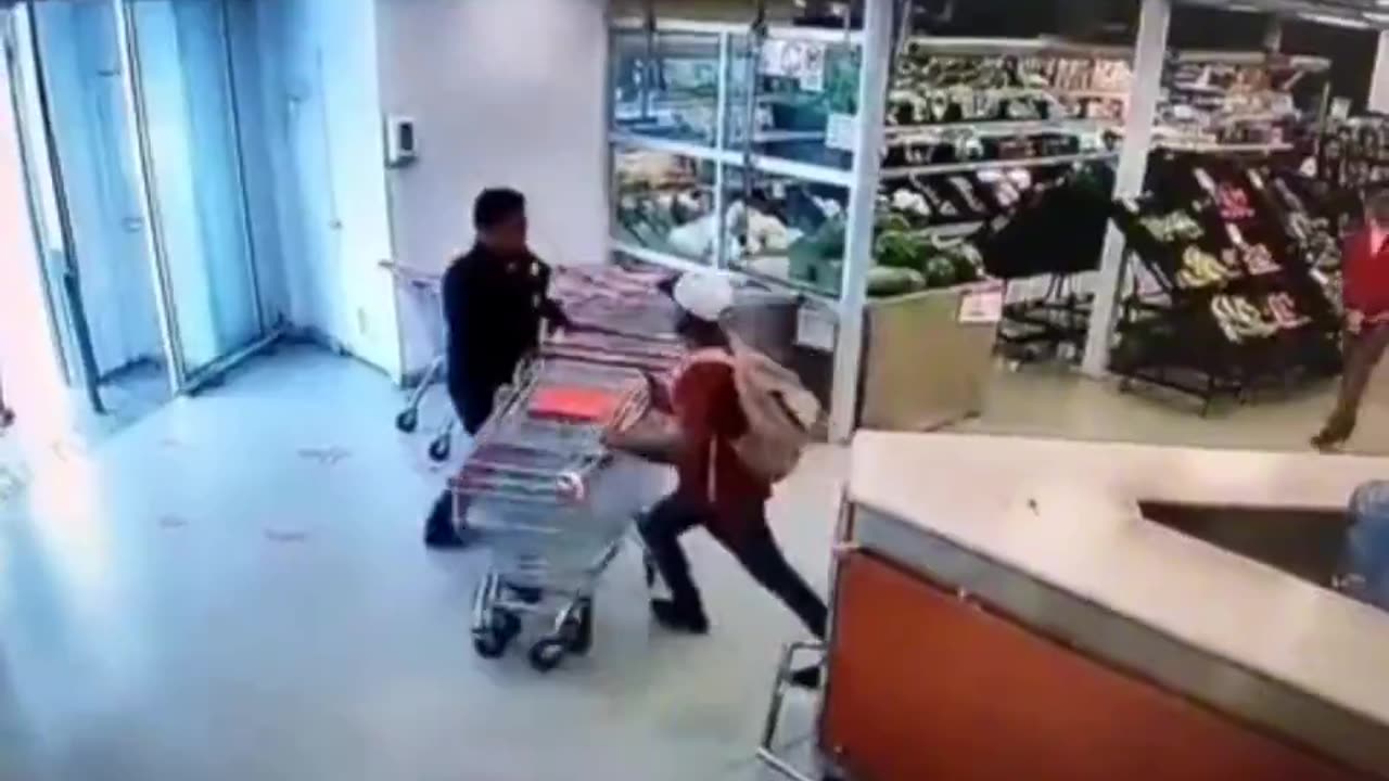 Shoplifter Knocked Out by Coke Bottle: Store Security Camera Captures the Incident