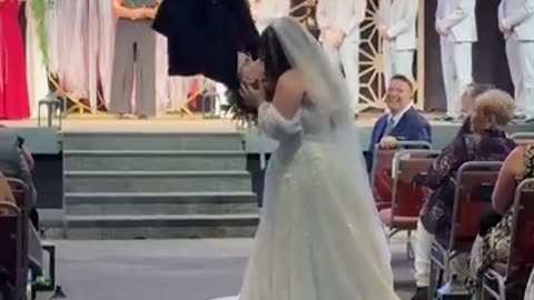 圆梦！新郎在婚礼上还原蜘蛛侠的“倒挂之吻”