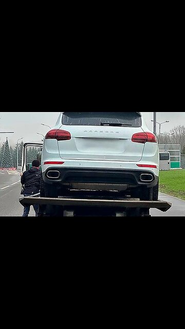 Porsche Cars in Russia Shut Down After "Satellite System Failure"