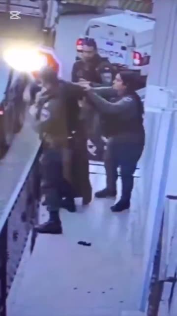 Ecco come la polizia iraniana AGGREDISCE le donne!